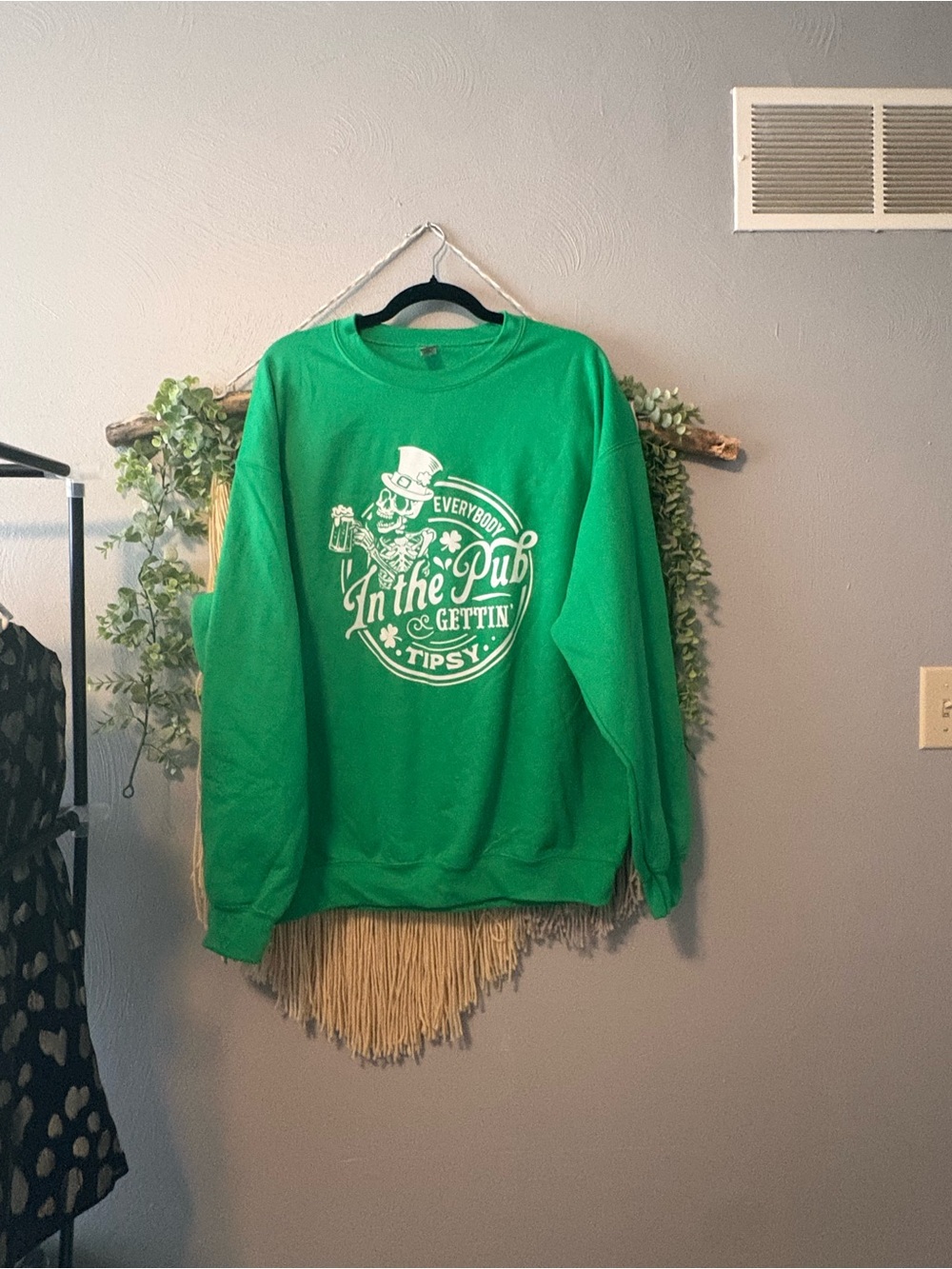 Green Graphic Crewneck Sweatshirt with 'In the Pub' Motif